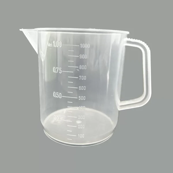 Ce bécher en plastique transparent est parfaitement adapté à la formulation de cosmétique. Grâce aux graduations inaltérables embossées sur le corps du bécher, vous pouvez mesurer facilement vos liquides en millilitres. Léger et ergonomique, ce bécher est parfait pour transférer vos préparations liquides à l'aide de son bec verseur. Il peut également servir de récipient pour vos mélanges ou agitations.